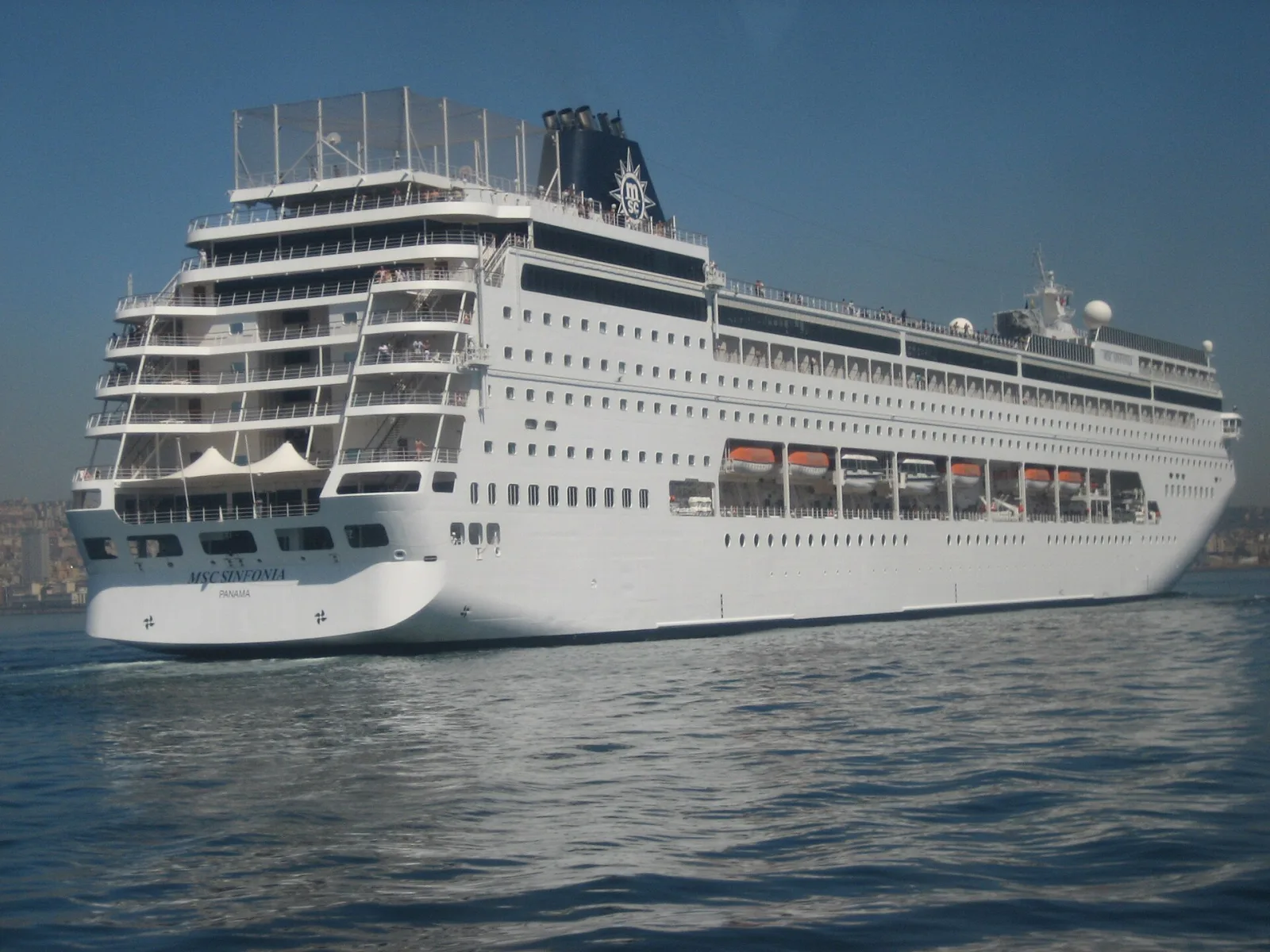 Außenansicht des Kreuzfahrtschiffs MSC Sinfonia.