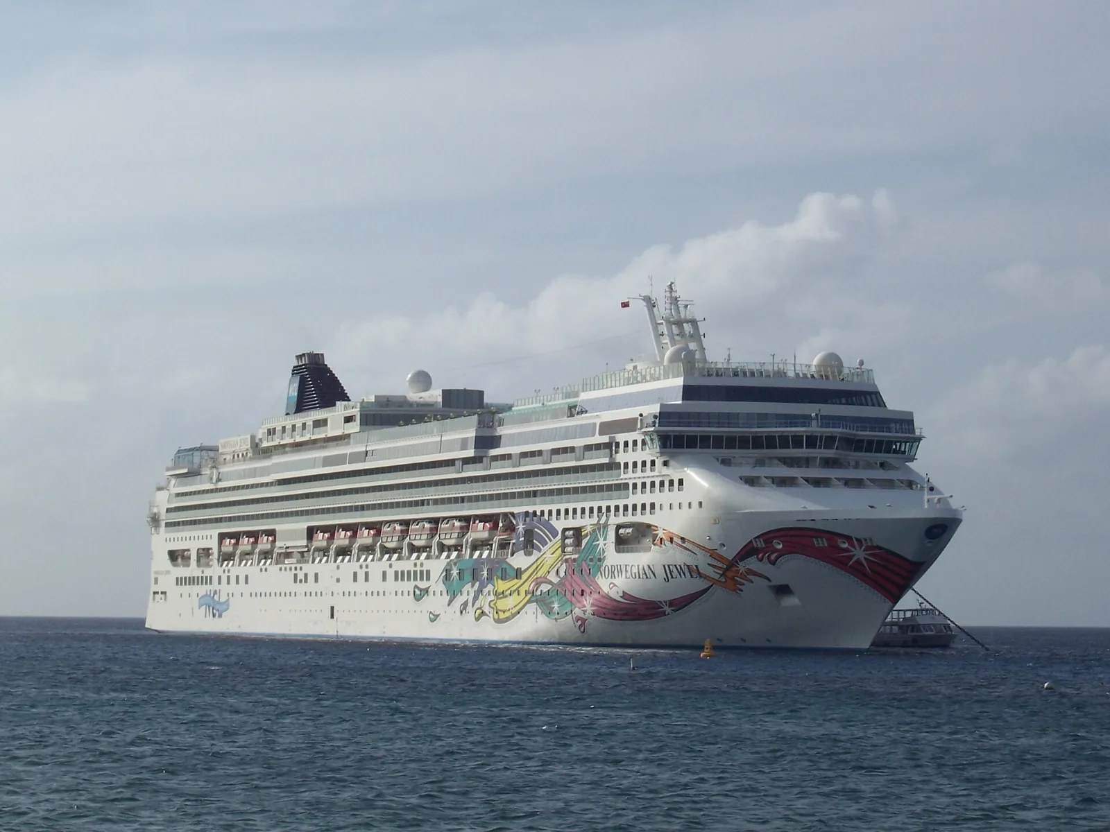 Außenansicht des Kreuzfahrtschiffs Norwegian Jewel.