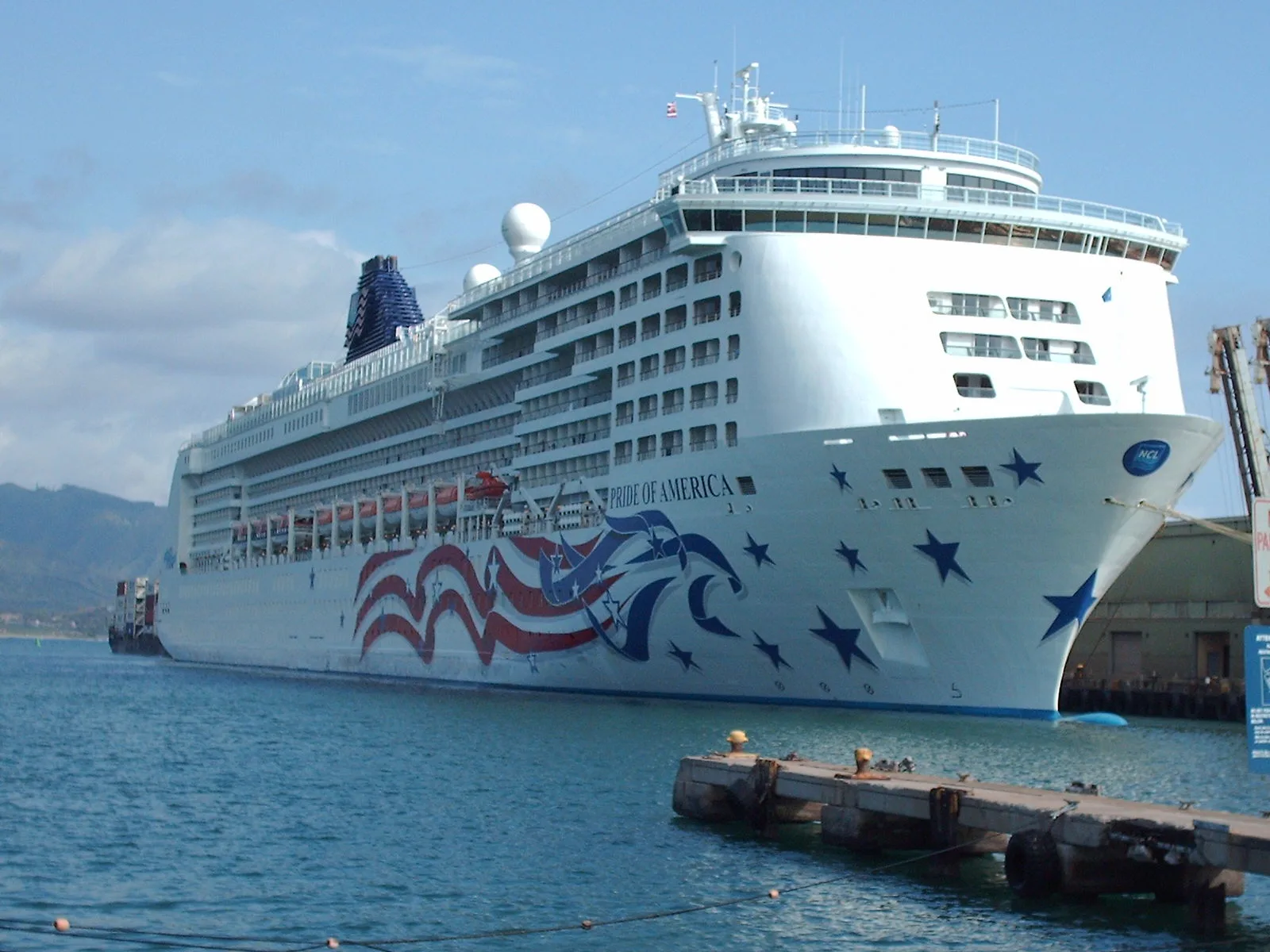 Außenansicht des Kreuzfahrtschiffs Pride of America.