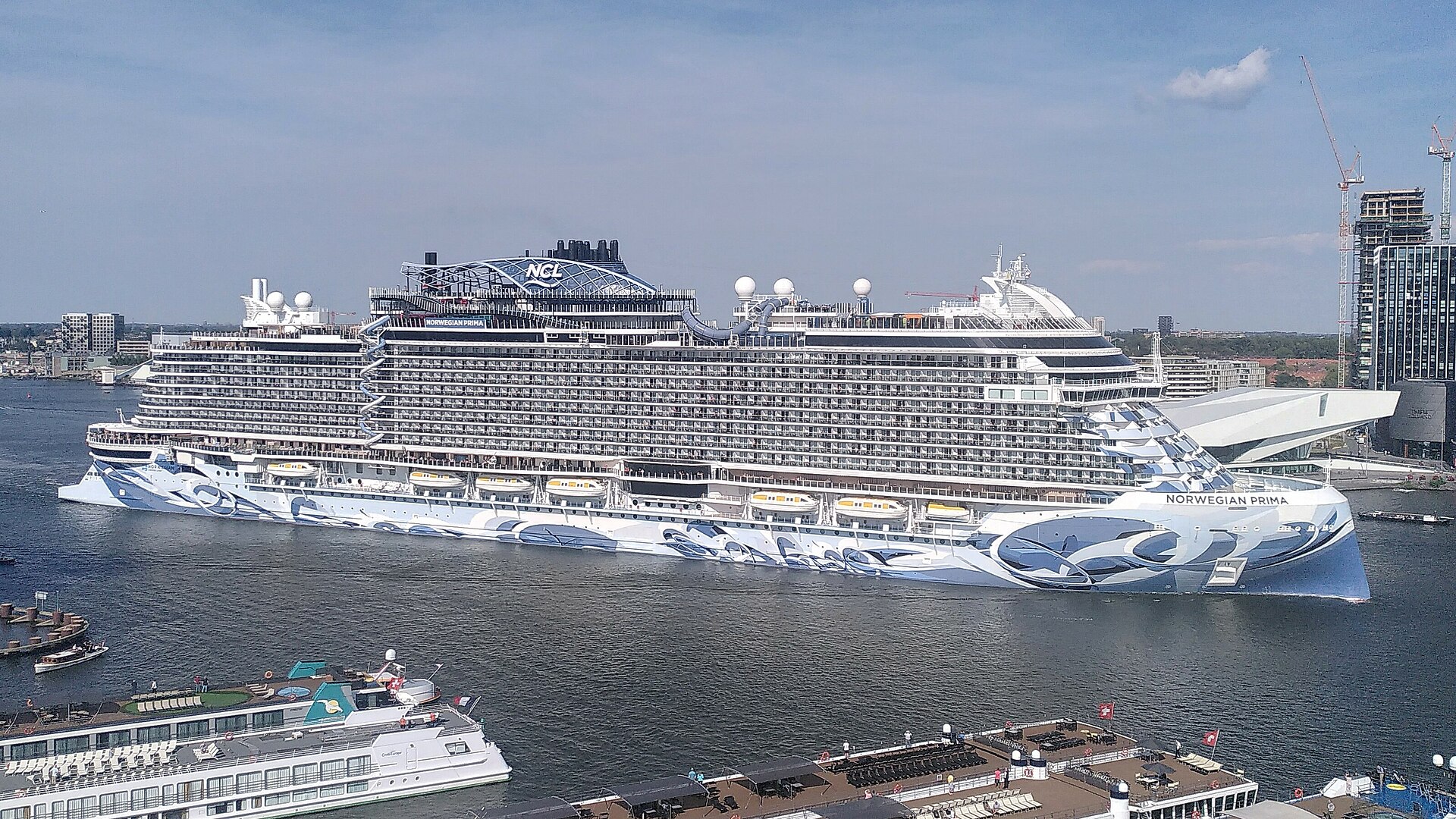 Die Norwegian Prima in vollständiger Seitenansicht in Amsterdam.