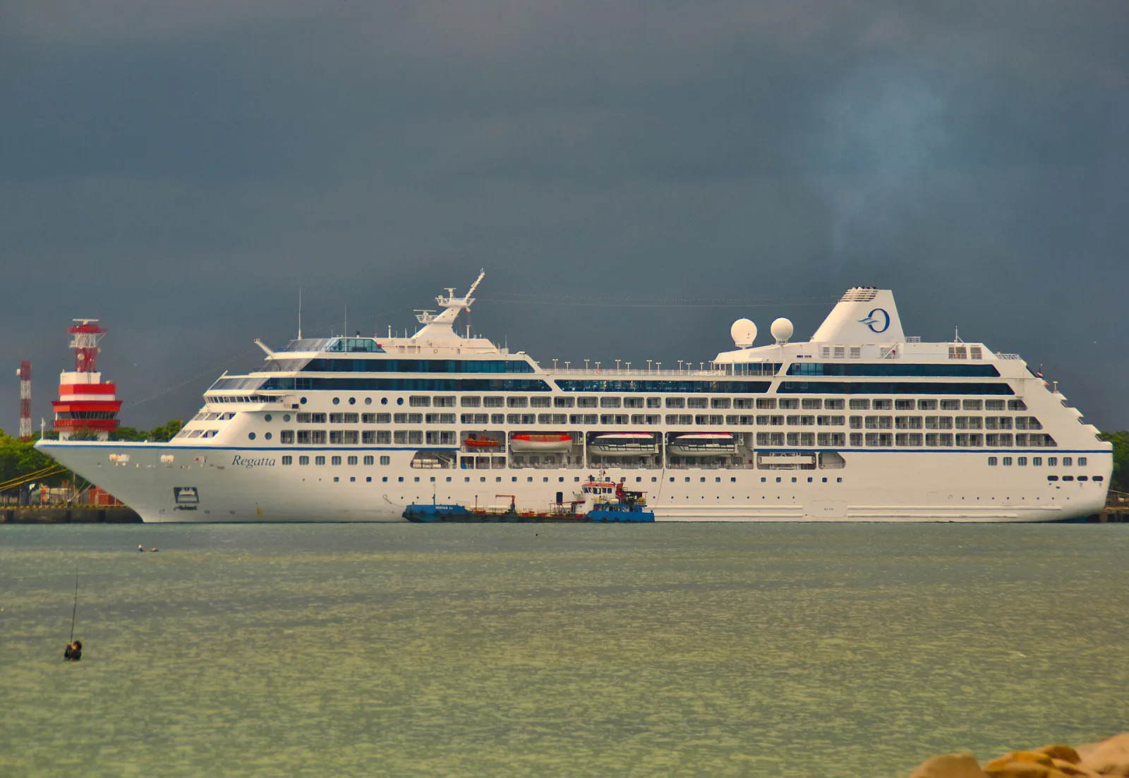 Außenansicht des Kreuzfahrtschiffs Oceania Regatta.