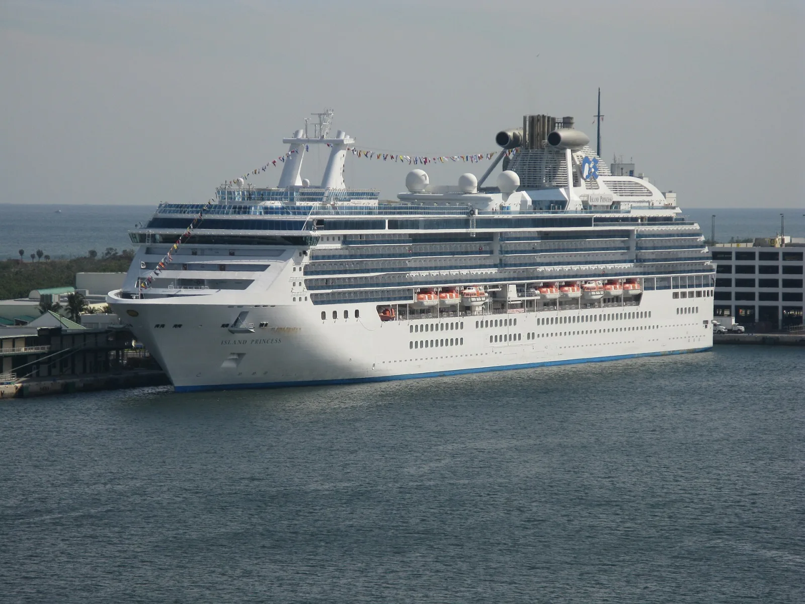 Außenansicht des Kreuzfahrtschiffs Island Princess.