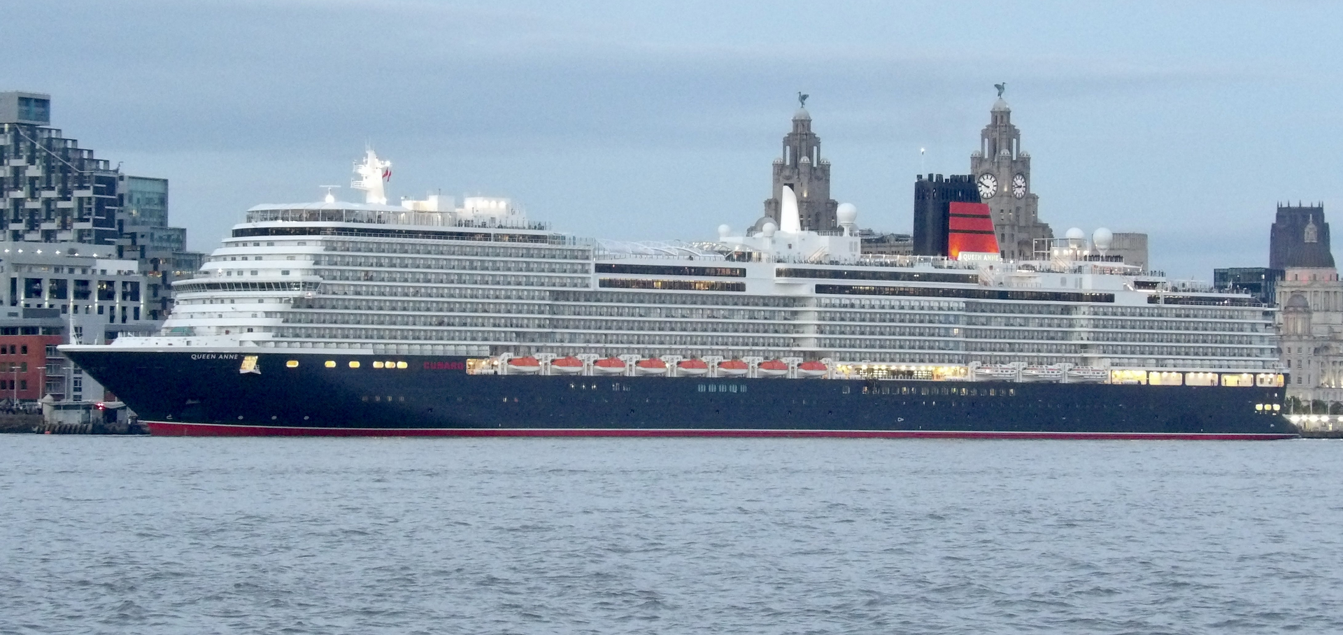 Die Queen Anne in vollständiger Seitenansicht vor Liverpool.