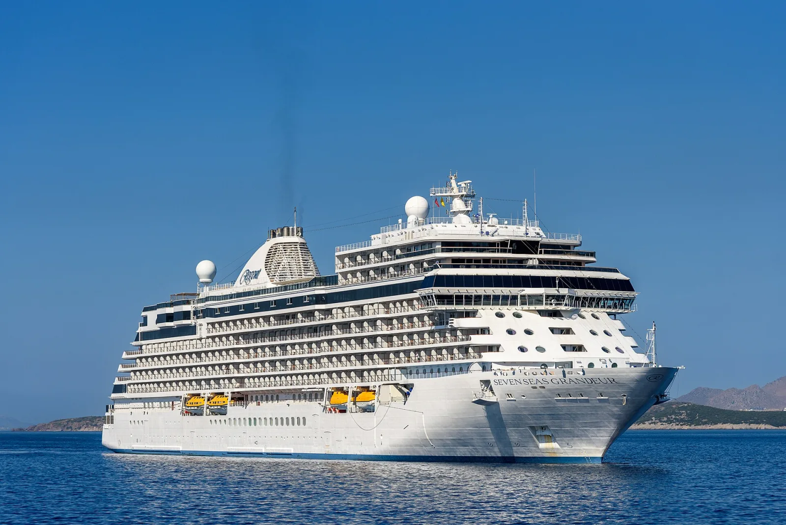 Außenansicht des Kreuzfahrtschiffs Seven Seas Grandeur.
