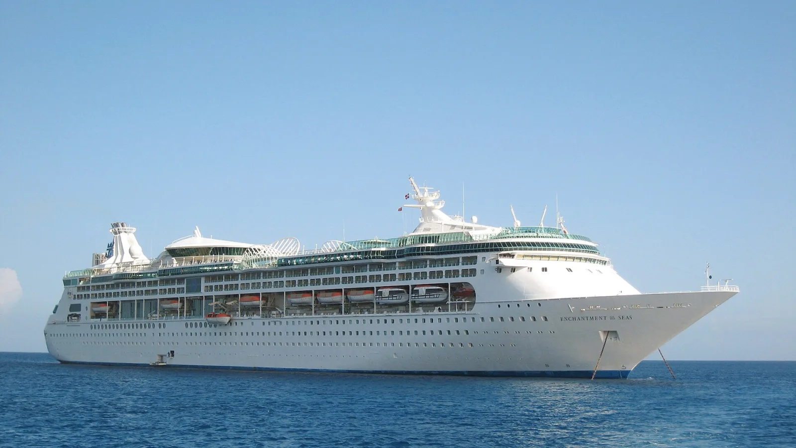 Außenansicht des Kreuzfahrtschiffs Enchantment of the Seas.