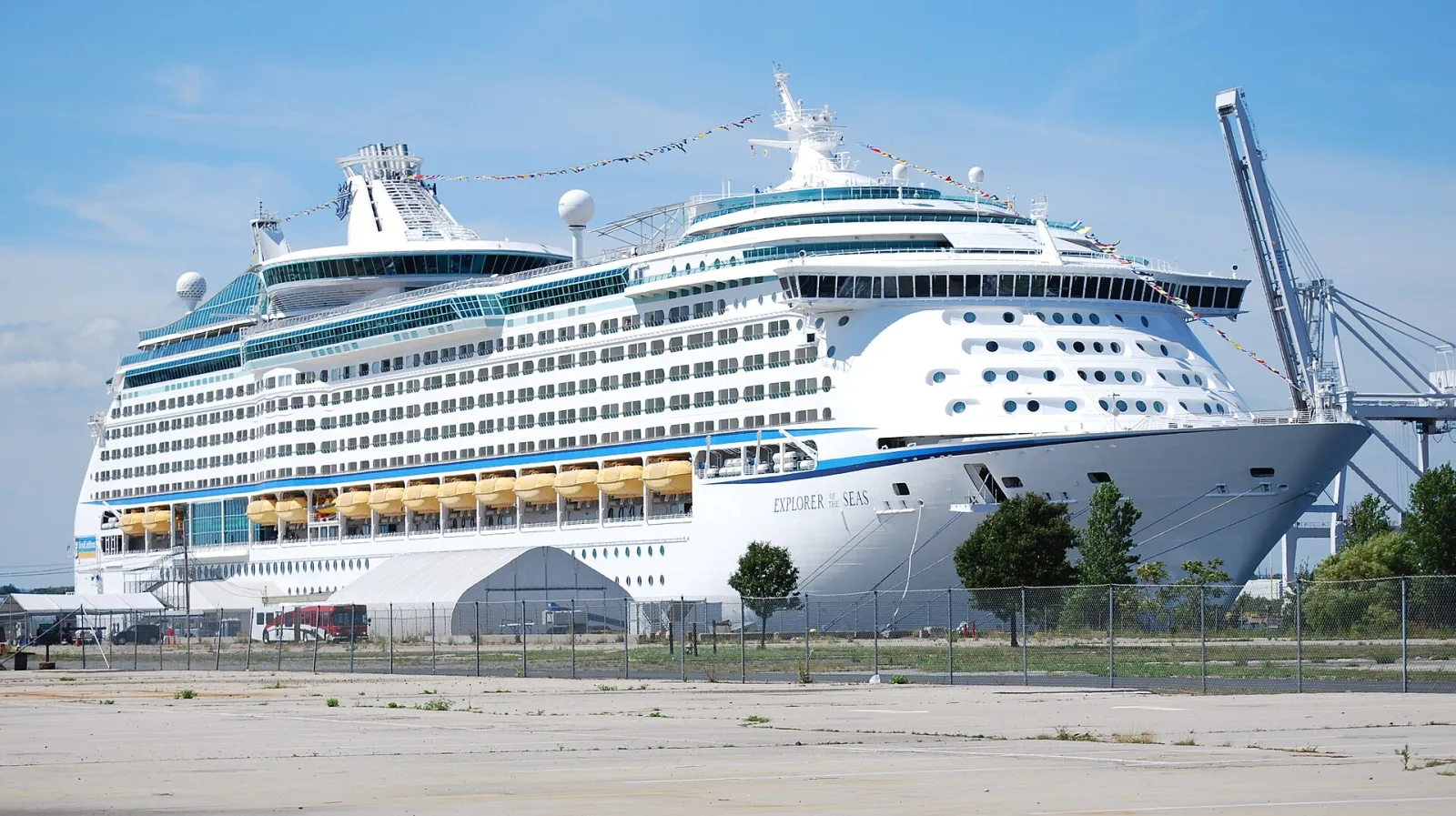 Außenansicht des Kreuzfahrtschiffs Explorer of the Seas.