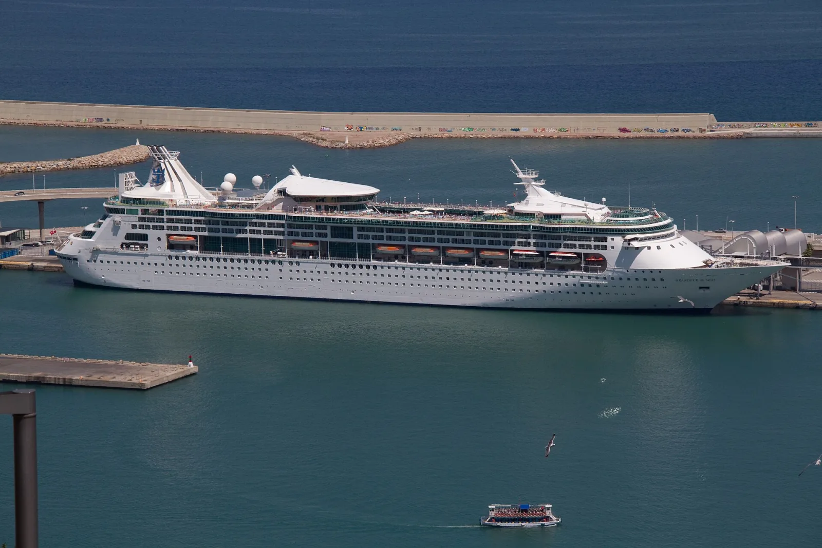 Außenansicht des Kreuzfahrtschiffs Grandeur of the Seas.