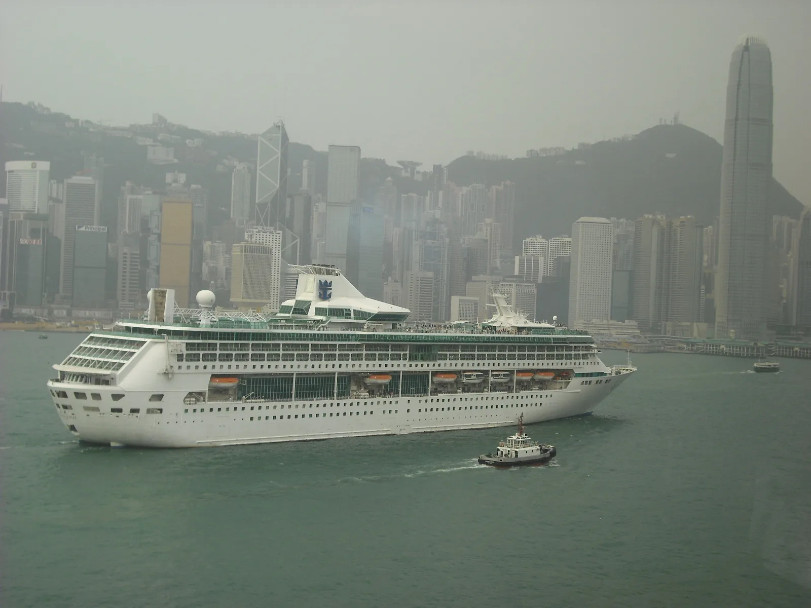 Außenansicht des Kreuzfahrtschiffs Legend of the Seas.