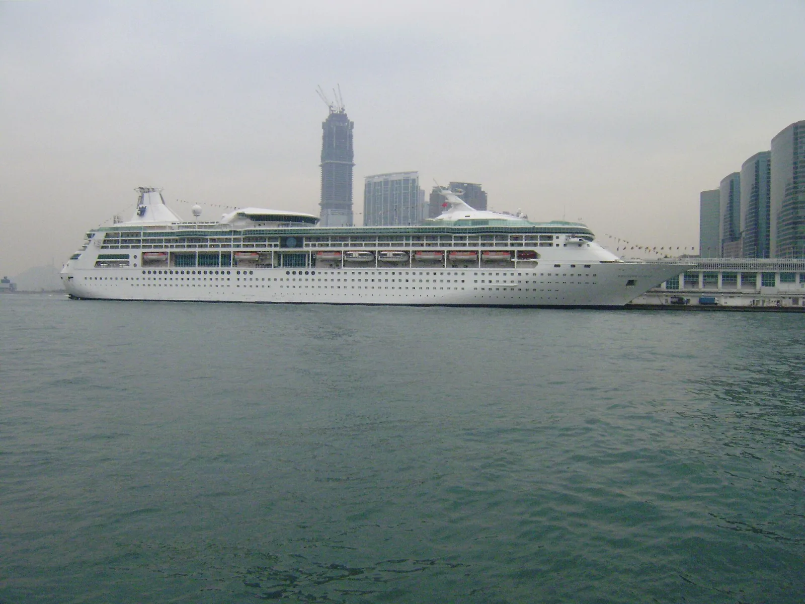 Außenansicht des Kreuzfahrtschiffs Rhapsody of the Seas.