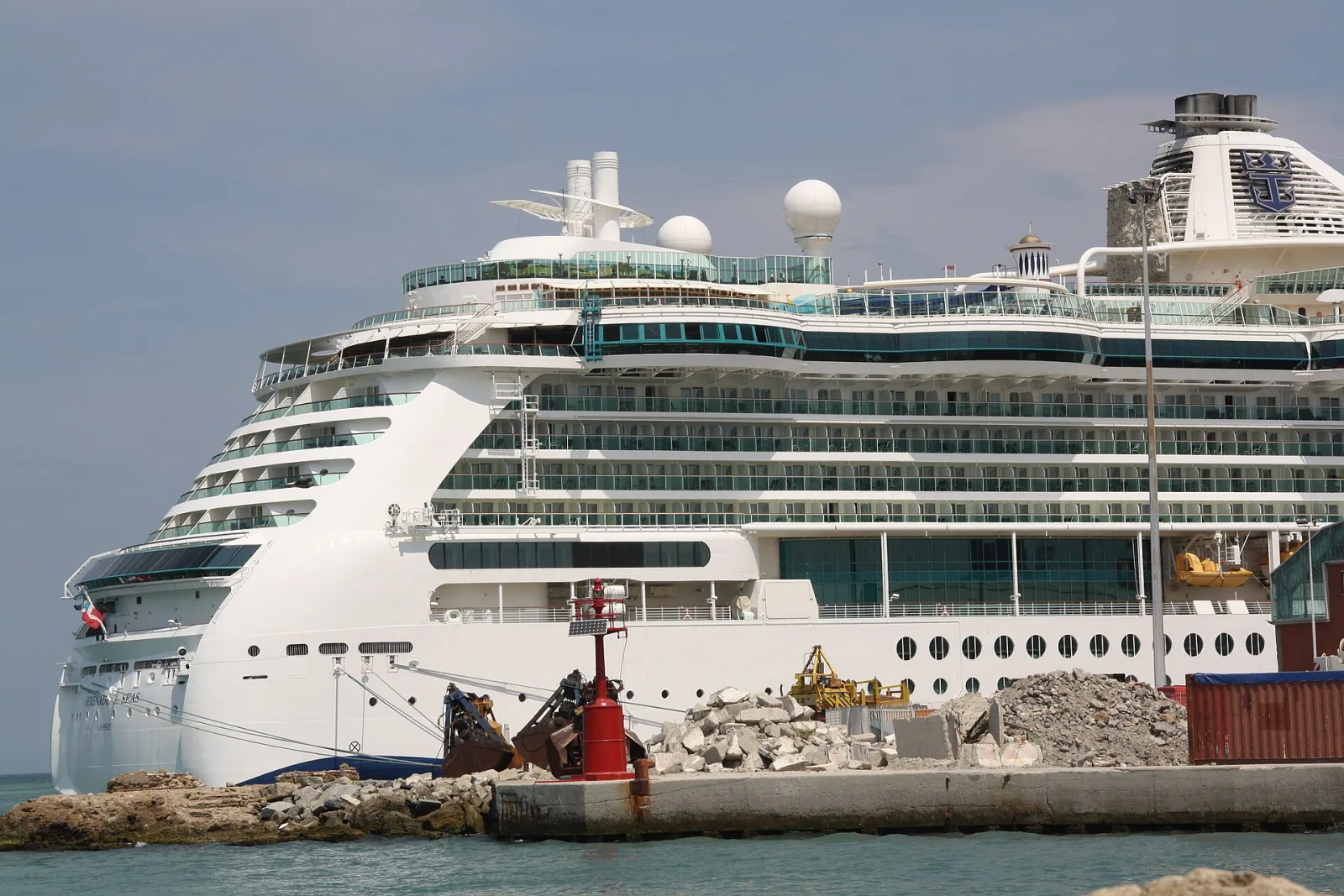 Außenansicht des Kreuzfahrtschiffs Serenade of the Seas.