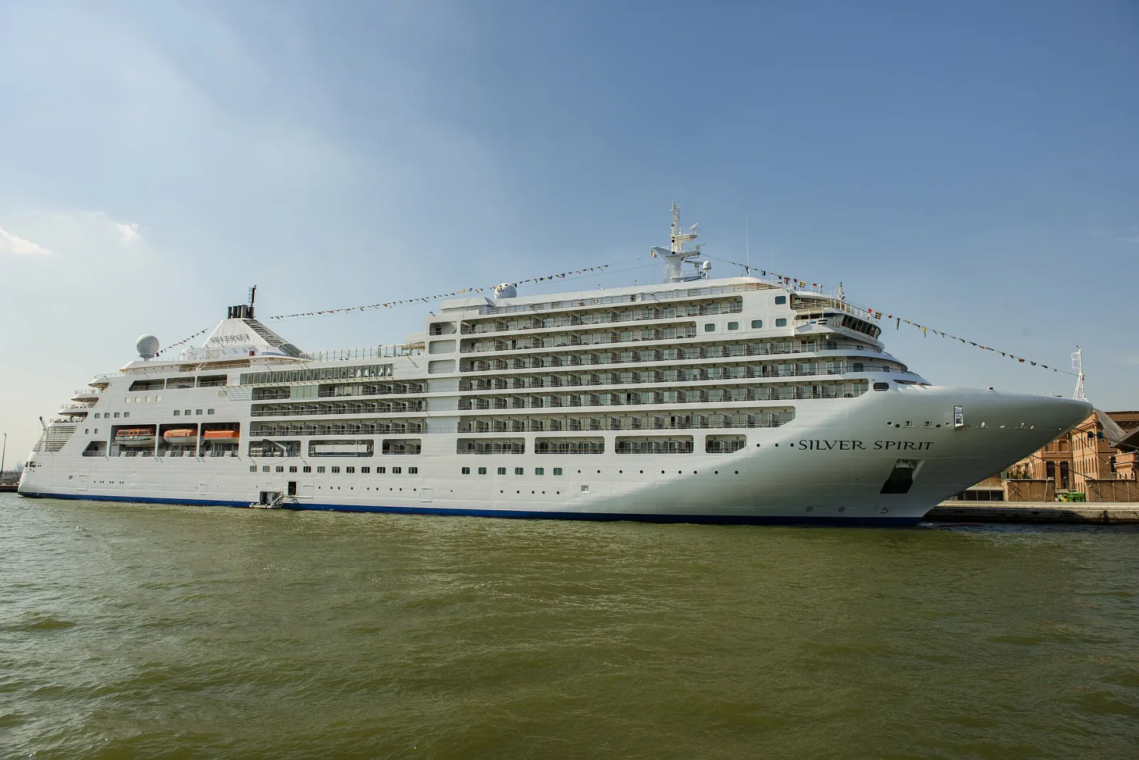 Außenansicht des Kreuzfahrtschiffs Silver Spirit.