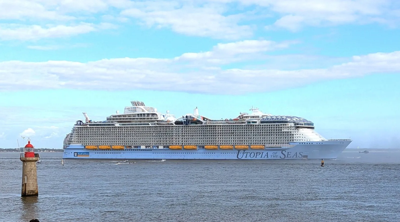 Außenansicht des Kreuzfahrtschiffs Utopia of the Seas.