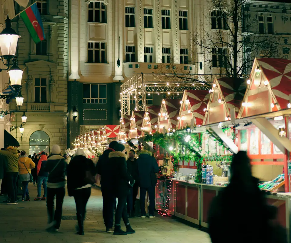Beleuchtete Weihnachtsmarktstände in der Altstadt von Bratislava